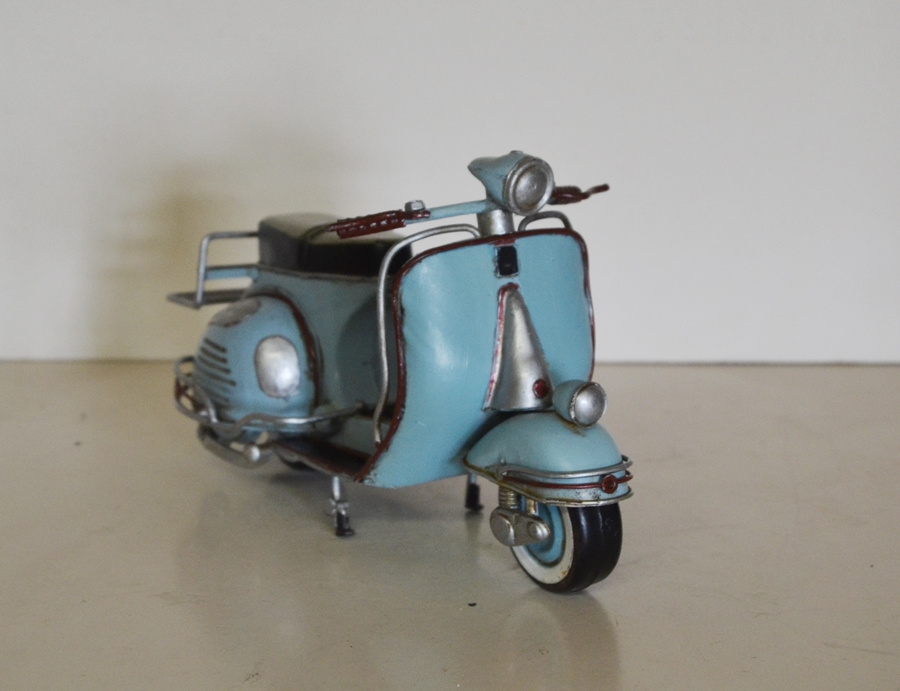 Blechmodell Roller Nostalgie Oldtimer Marke Vespa hellblau Motorroller aus Blech L 23 cm