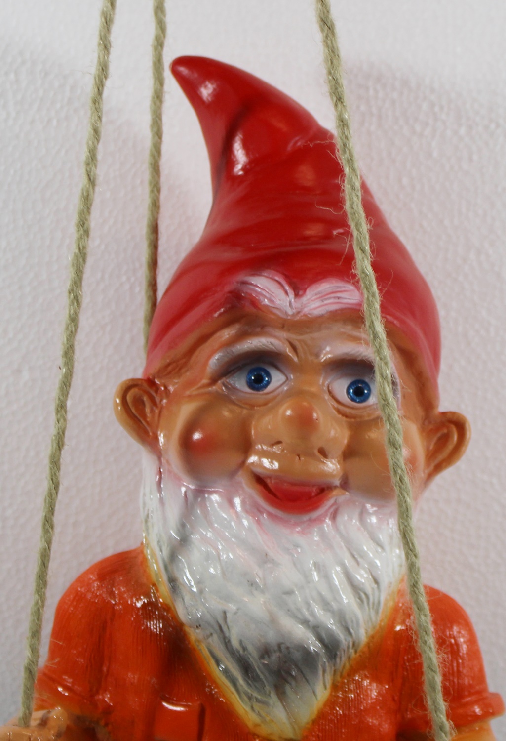 Gartenzwerg Deko Garten Figur Zwerg sitzend auf Reifenschaukel (3 Seile) aus Kunststoff H 38 cm