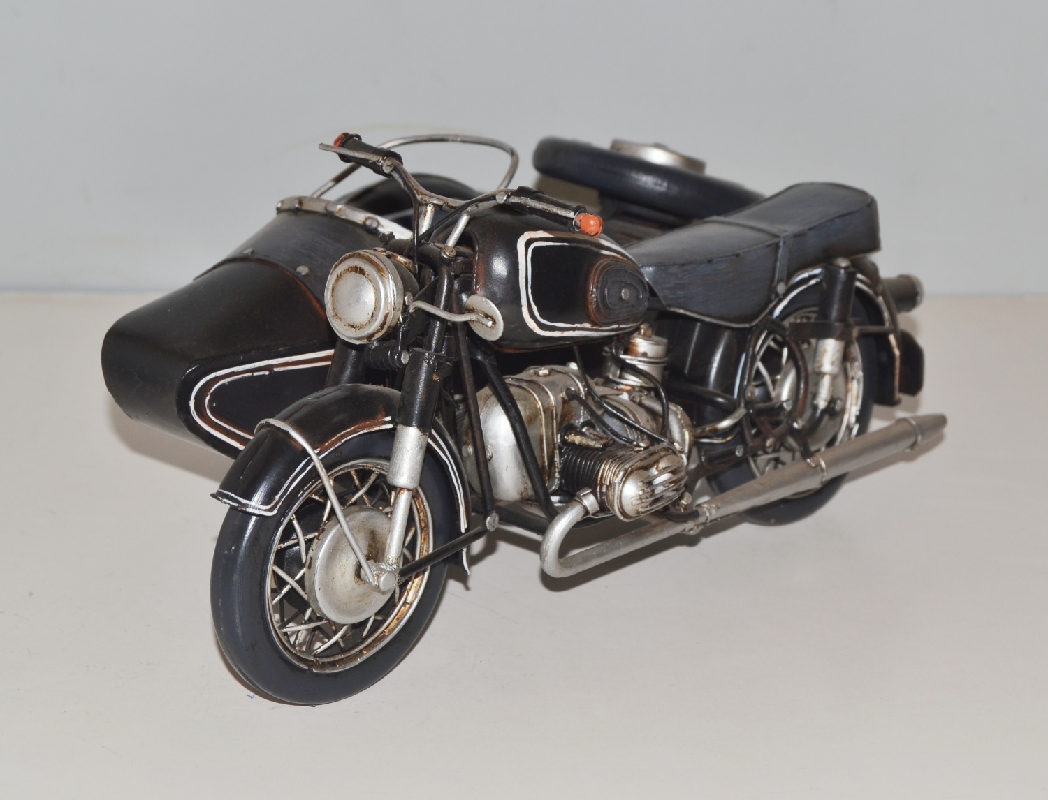 Blechmotorrad Nostalgie Modellauto Oldtimer Marke BMW R 60/2 Beiwagen Motorrad aus Blech L 29 cm