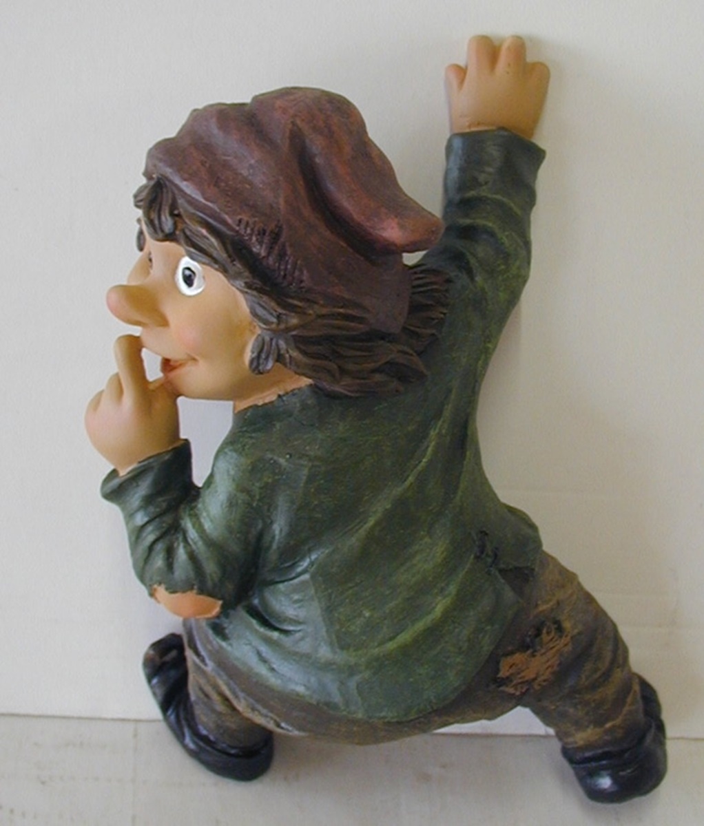 Garten Gnom hängend - Höhe 24 cm - aus Resin - wetterfest - Kletternder Troll