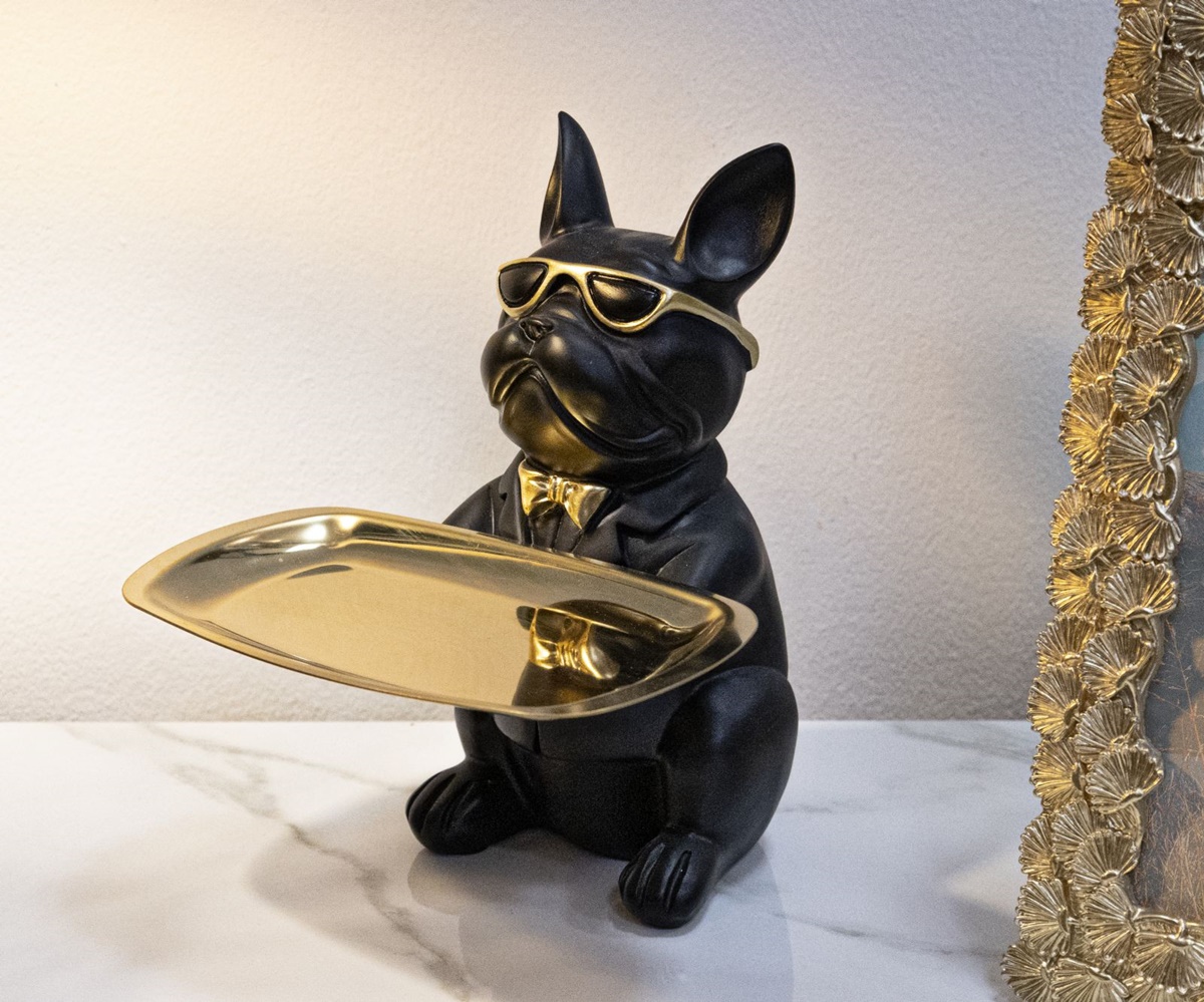 Dekofigur Hund Bulldogge Cool schwarz klein sitzend Tierfigur mit goldenem Tablett Brille H 23,5 cm