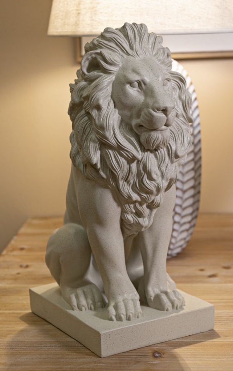 Dekofigur Löwe gerade sitzend auf Sockel Tierfigur  Skulptur Löwe beige in Steinoptik H 40 cm