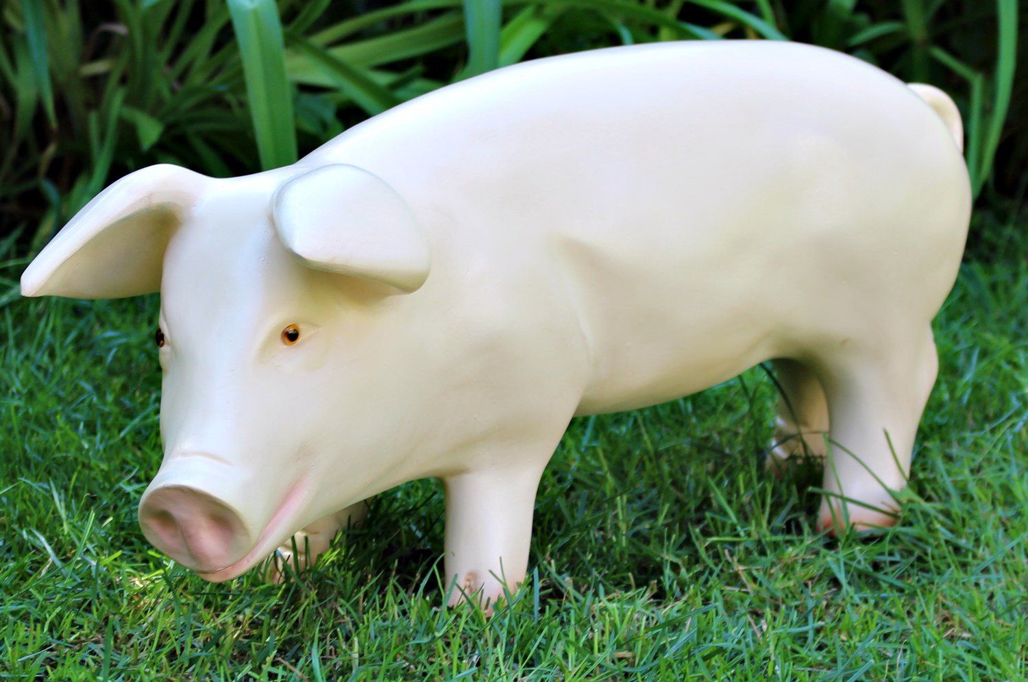 Dekorationsfigur Tierfigur Schwein Ferkel stehend links H 26 cm Dekofigur aus Kunstharz