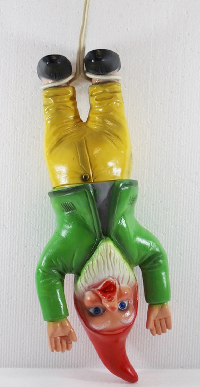 Gartenzwerg Deko Garten Figur Zwerg Bungee Springer am Seil hängend H 41 cm ohne Seil aus Kunststoff