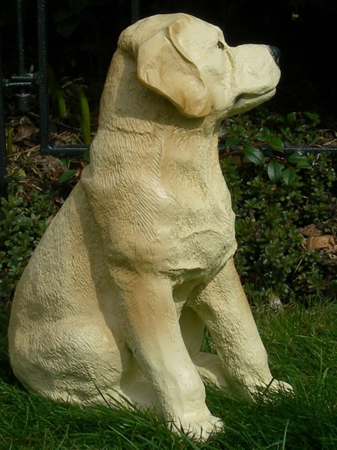 Dekorationsfigur Hund Labrador Retriever Welpe H 36 cm Dekofigur aus Kunstharz