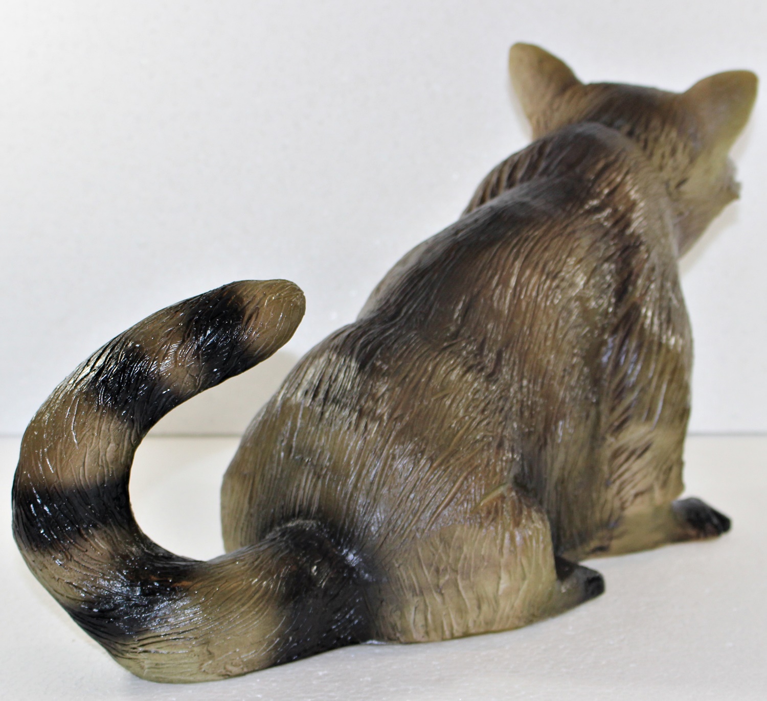 Deko Garten Figur Dekofigur Gartenfigur Tierfigur Waschbär sitzend aus Kunststoff Höhe 21 cm