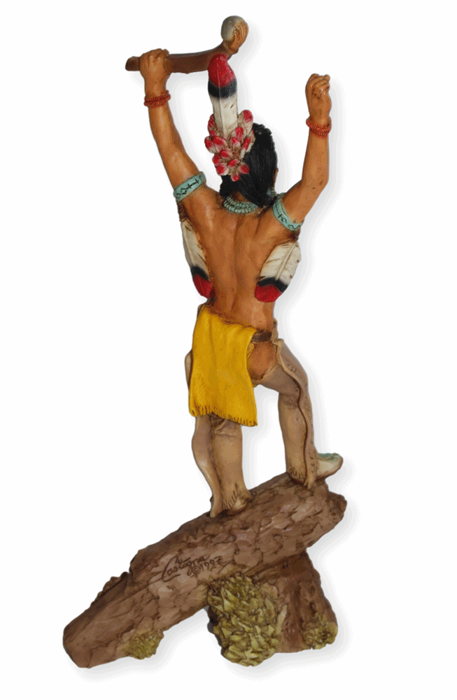 Indianerfigur Massasoit H 24 cm Wasamegin Gelbe Feder mit Kopfschmuck stehend auf Holzstamm Castagna