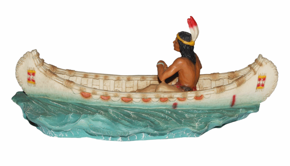 Indianerfigur Indianer Hiawatha im Kanu sitzend L 23,5 cm "He who makes Rivers" Deko Skulptur
